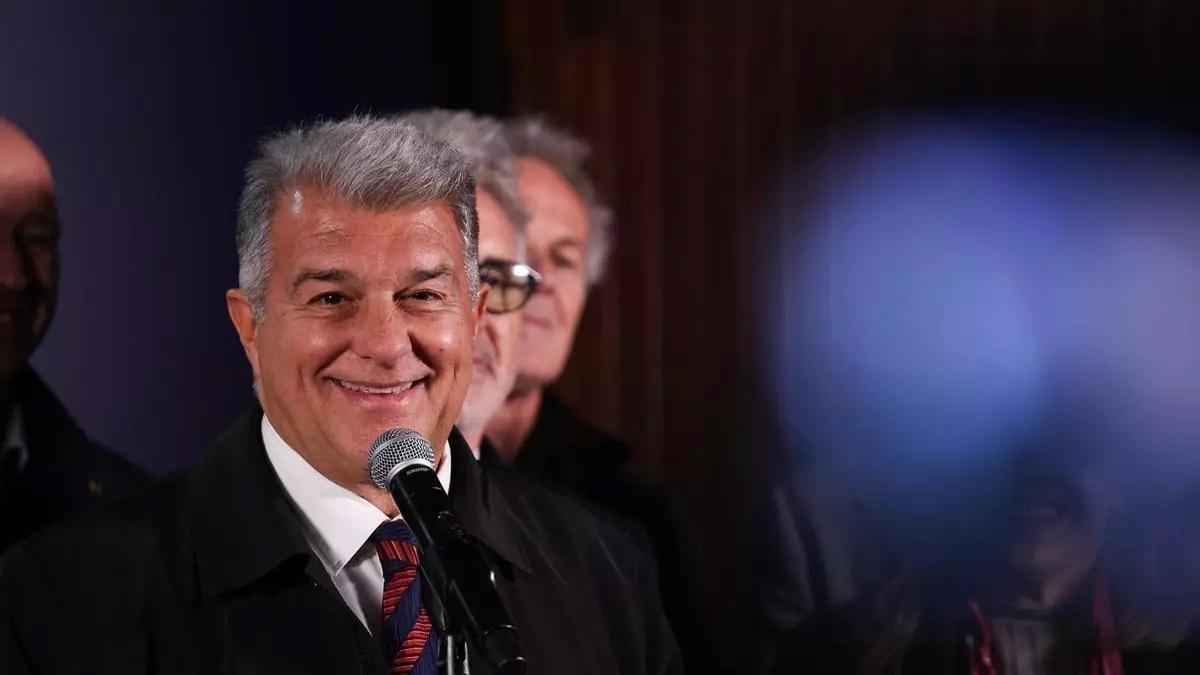 开云小组-每体：会员签名递交后，拉波尔塔和他团队在其家中进行了会议