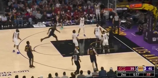 开云团队-可惜！詹姆斯送出空接妙传，艾顿起跳放篮磕到篮筐前沿