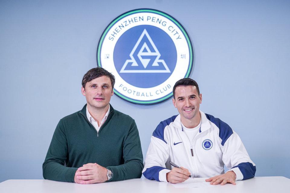 开云集团-深圳新鹏城强阵曝光！中场集齐三大跑男，媒体人：新赛季望6抢4